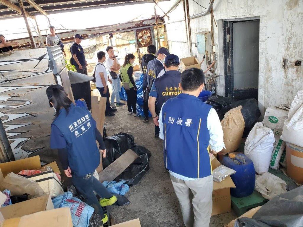 防檢署人員會同海巡署高雄查緝隊及關務署高雄關與屏東縣動物防疫人員查緝非法動物用藥品