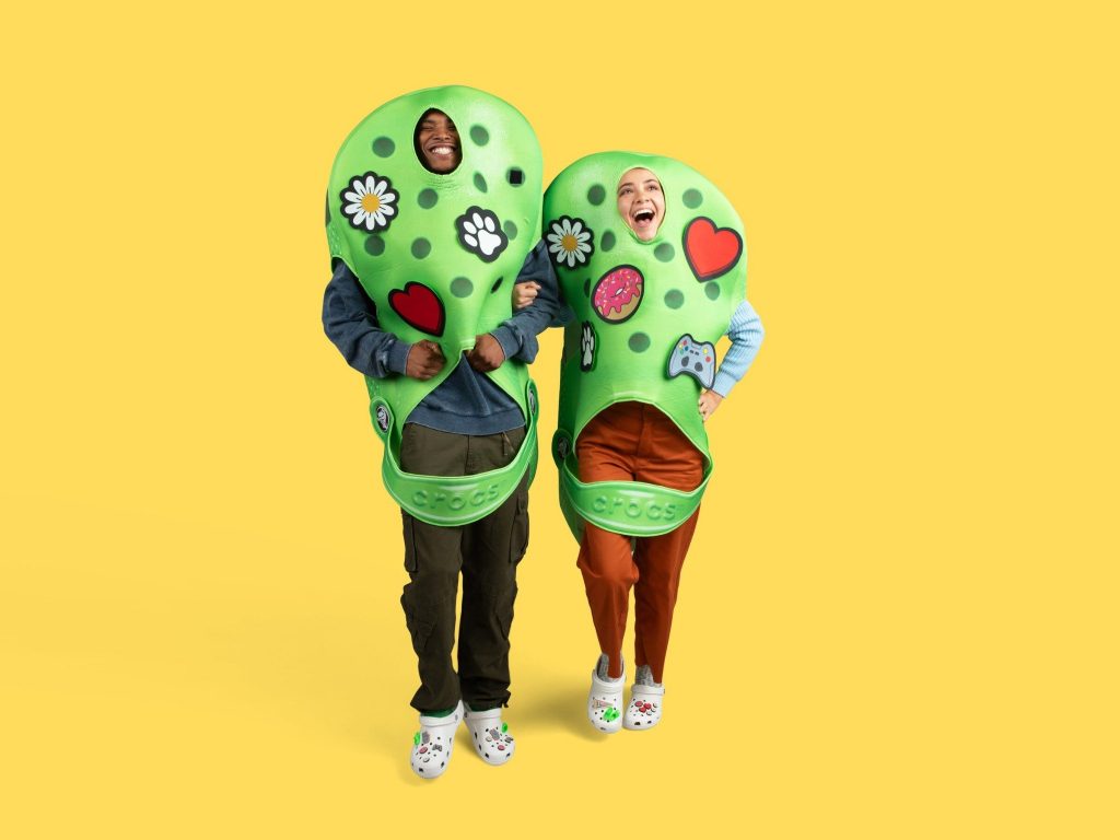 Crocs推出真人版涼鞋造型服(圖片來源:Crocs)