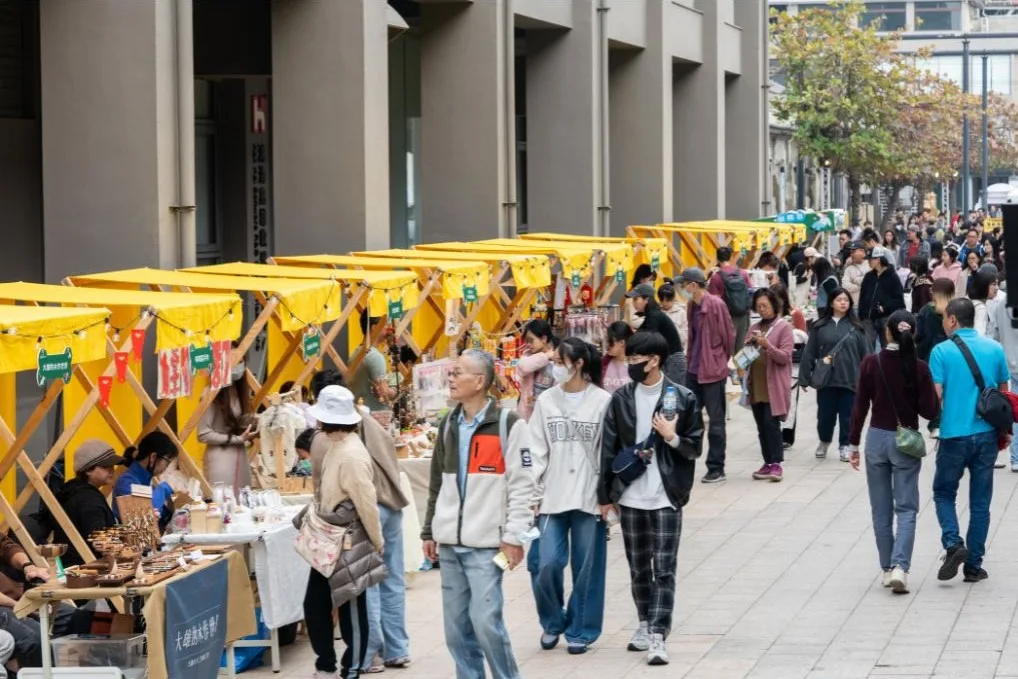 「風格寵物市集」熱鬧登場,精選特色寵物零食、永續商品與在地美食,打造人寵共享的友善市集體驗。
