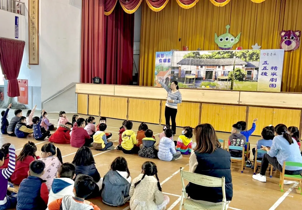 表演結束後講師帶領小朋友回顧劇情並舉辦動保知識有獎徵答（圖片來源：台中市動物保護防疫處）
