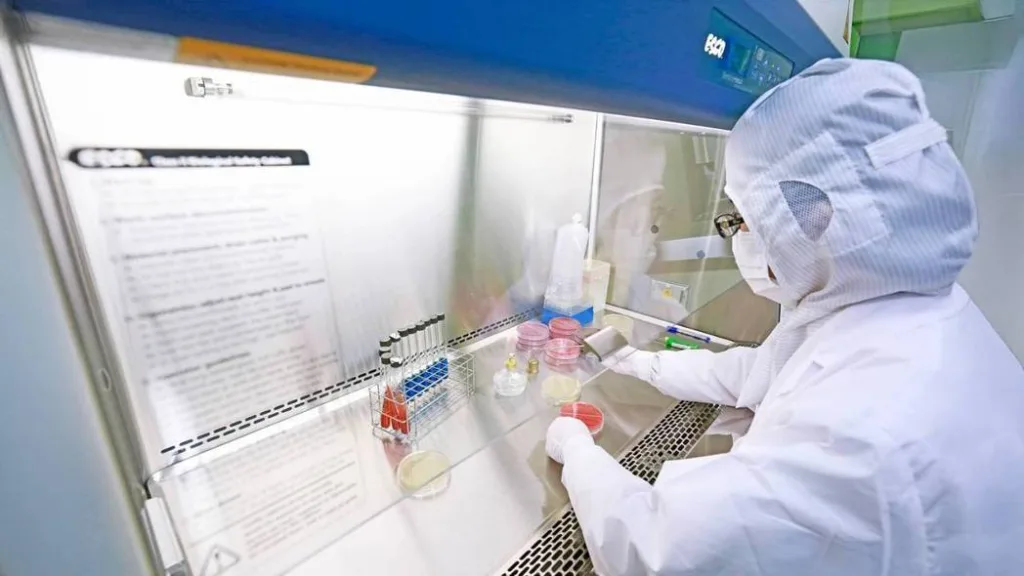 信元製藥具備P2實驗室，比照人類藥廠規格生產。信元製藥:提供