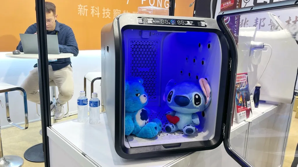 兆邦醫材展出PONGO寵物護理箱,提供多種毛孩照護模式選擇