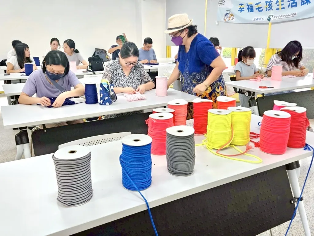 大家挑選不一樣的顏色-為毛孩的提袋增加不同的色彩