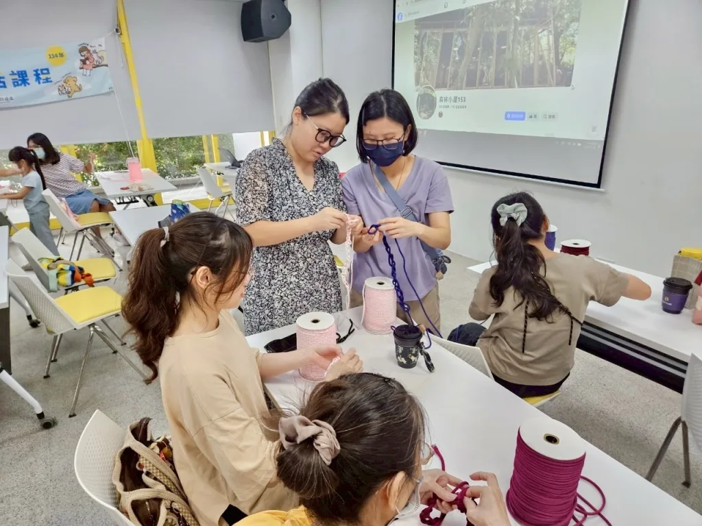 學員們互相幫助一起完成毛孩提袋