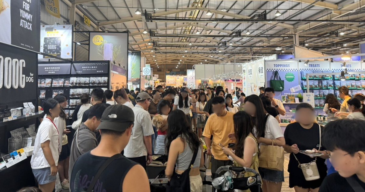 暑假重頭戲「2025 台中夏季寵物用品博覽會」於台中國際展覽館熱鬧登場，現場湧入為毛孩挑選日常用品的飼主，以及熱情參與各式精彩講座的人潮，氣氛溫馨又熱烈。（上聯國際展覽提供）