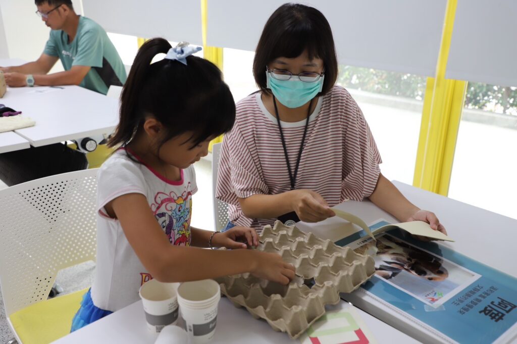 親子一起動手製作益智玩具-準備給毛孩帶來更多樂趣與陪伴（圖片來源：台中市動保處）