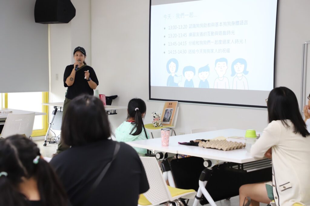 講師帶領大家學會解讀狗狗的情緒密碼（圖片來源：台中市動保處）