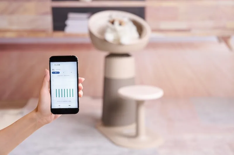 LG PuriCare AeroCatTower空氣清淨機搭載專為毛孩打造的「智慧寵物健康照護系統」,能自動暖窩,並記錄體重與休息時間。