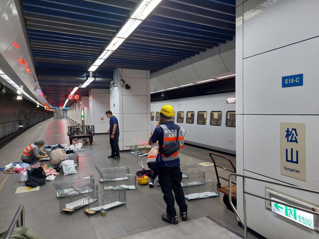 動保處及民間提供之誘捕籠運抵松山車站月台（圖片來源：台北市動物保護處）