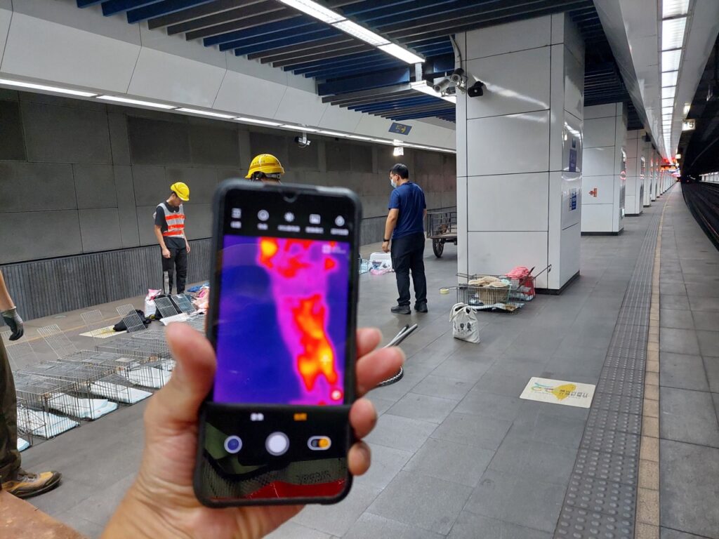 使用生命熱像儀搜索（圖片來源：台北市動物保護處）