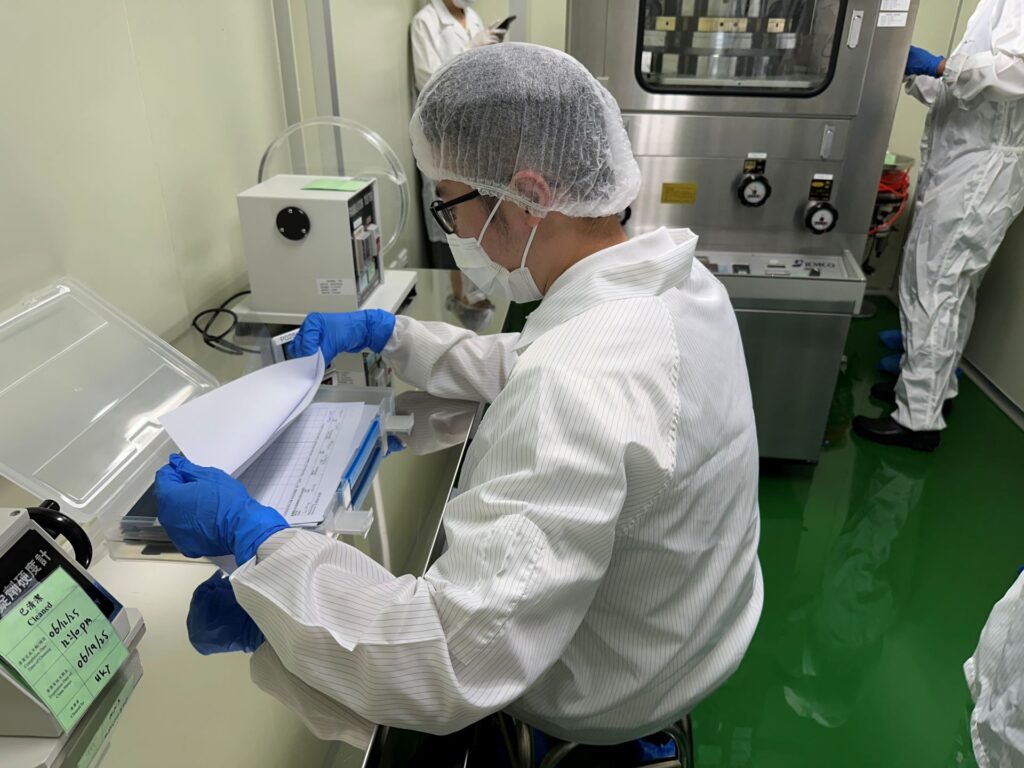 專家委員們察視廠房內每一個角落(圖片來源:新北市政府動物保護處)