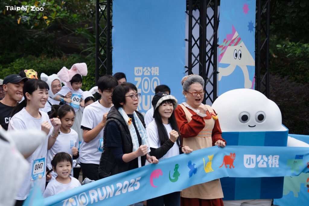 公共電視節目部經理於蓓華、臺北市立動物園朱孝芬園長和小小保育大使暖暖、水果奶奶和口袋小子皮擦於現場和大家一起起跑（圖片來源：臺北市立動物園）