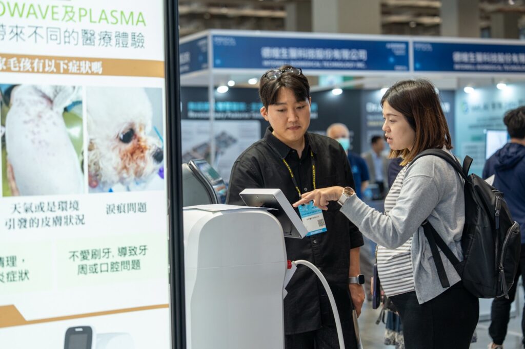 展會期間買主與參展商深入交流產品應用情境(圖片來源:國際醫療暨健康照護展)
