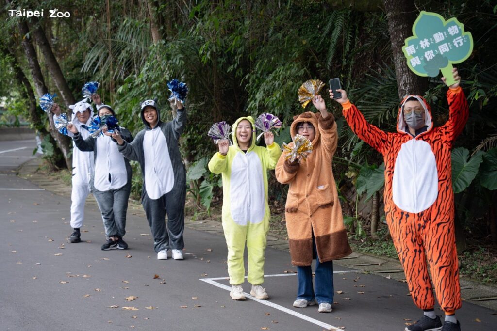沿途賽道上有百人扮裝的動物加油團鼓舞跑者（圖片來源：臺北市立動物園）