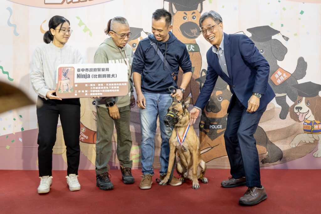 農業部部長頒發獎章給予退役犬