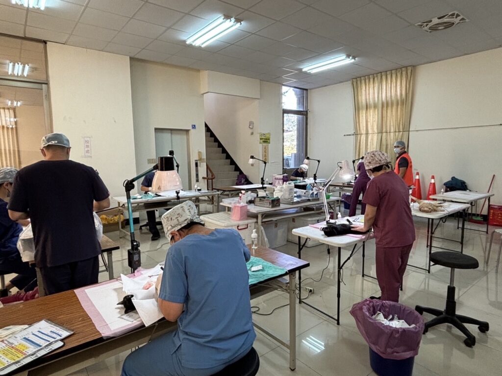 活動現場動員多位獸醫師替毛小孩進行絕育手術