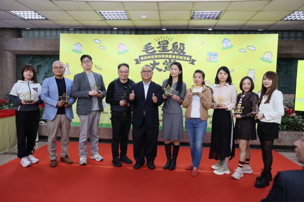 農業部動物保護司江文全司長頒獎後與得獎店家合照