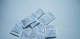 狗狗誤食乾燥劑怎麼辦？3大風險與緊急處理方式一次看！