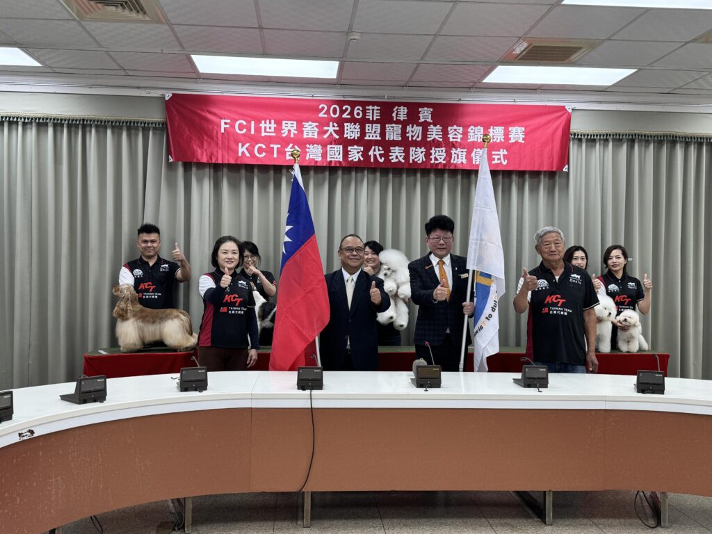 出發前農業部動物保護司江文全司長授旗鼓勵參賽選手（圖片來源：農業部）