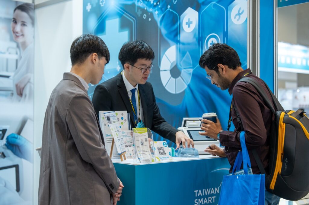 國際買主在Medical Taiwan與展商熱烈交流，台灣企業拓展海外市場。（圖片來源：Medical Taiwan）