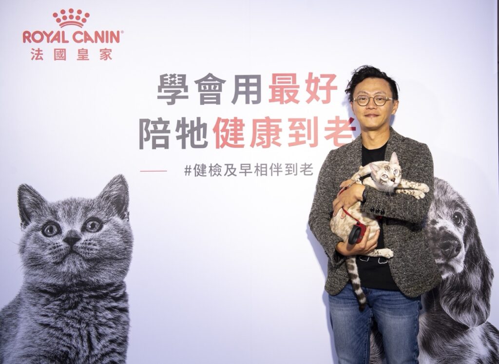 杜瑪動物醫院鍾昇樺院長分享：「貓犬在不同年齡層有不同的照護重點，定期健檢更不可或缺，若已確診慢性疾病，也能透過追蹤管理來延緩惡化、維持良好生活品質。」（圖片來源：法國皇家）