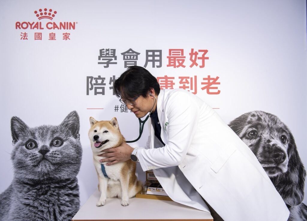 興沛動物醫院許傳忠院長分享：「定期健檢不只是為了找出疾病，更是為了及早建立專屬的健康基準，日後身體一旦出現變化，獸醫師就能進行比對並及時治療。」（圖片來源：法國皇家）
